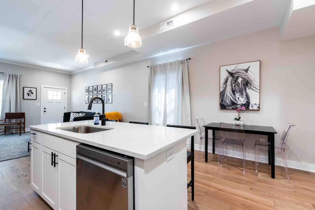 Newly Renovated 3 Bedroom Shelby Park Home **Free Parking** 路易斯威尔 外观 照片